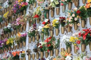 Tumulare ceneri o resti mortali in posto già in concessione